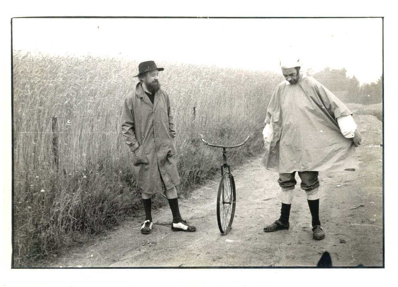 Zdjęcie przedstawiające dwie osoby i rower