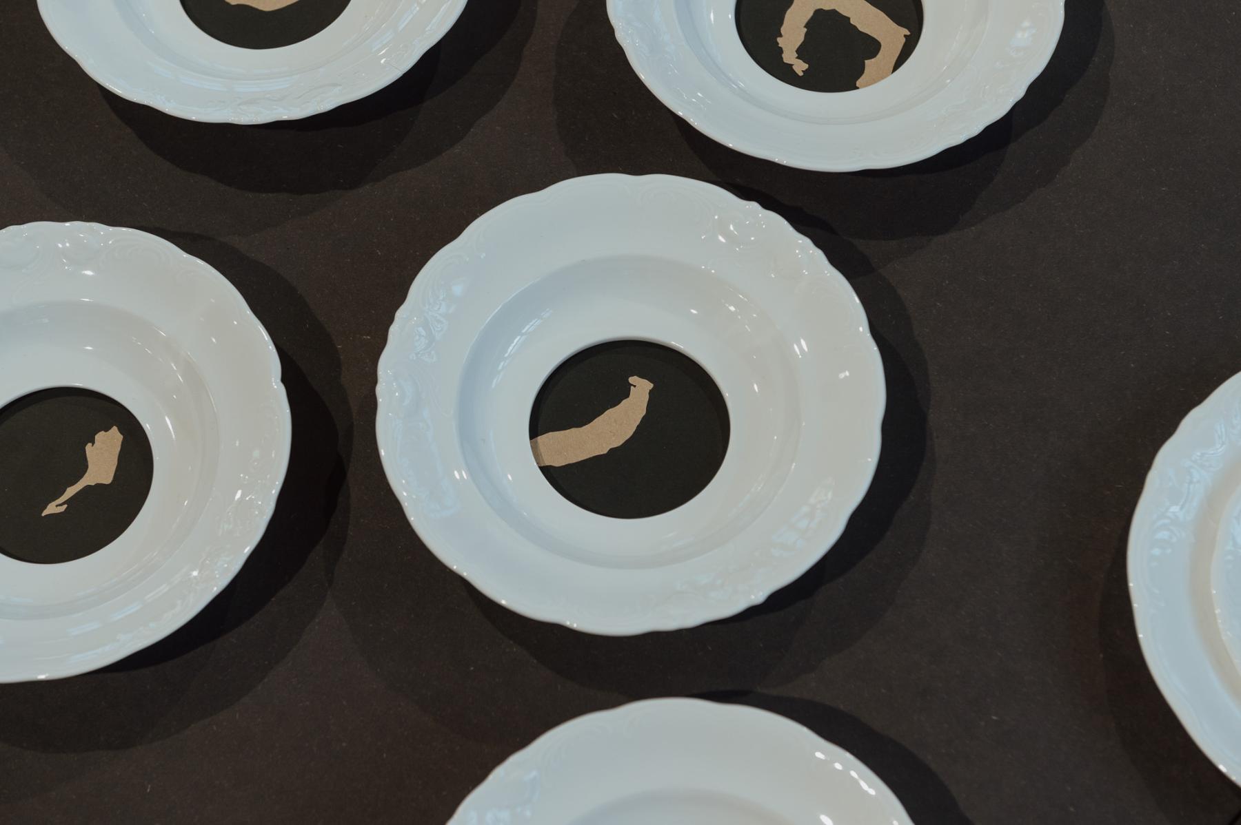 Zdjęcie przedstawiające ekspozycję talerzy na wystawie
